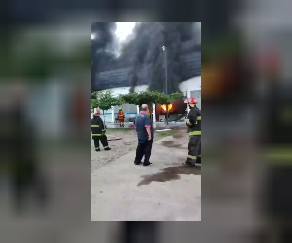 Incendio en Aduanas: humo negro y cuidado al circular